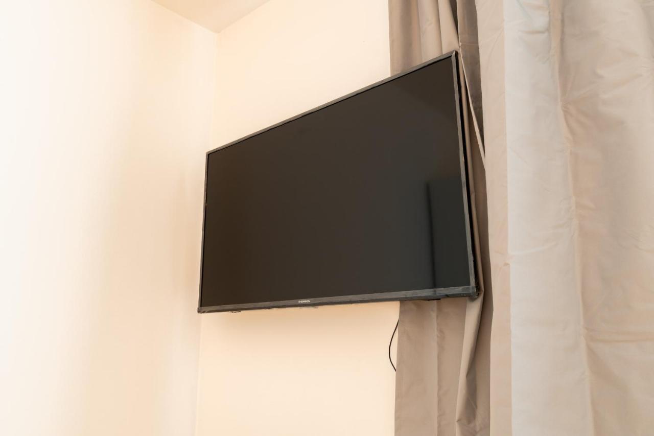פראג Brand New Two Room Apartment #34 With Free Secure Parking In The Center מראה חיצוני תמונה