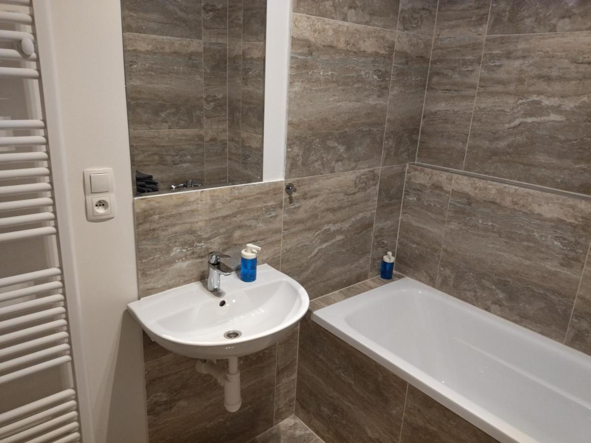 פראג Brand New Two Room Apartment #34 With Free Secure Parking In The Center מראה חיצוני תמונה